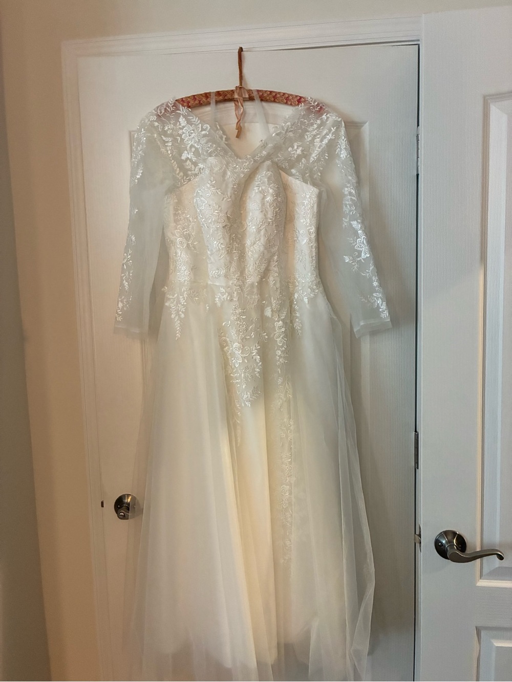 Elegant Long-Sleeve Lace Bridal Gown in Ivory